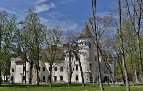 Castelul Karolyi, denumit simbolic „Pelesul Transilvaniei”