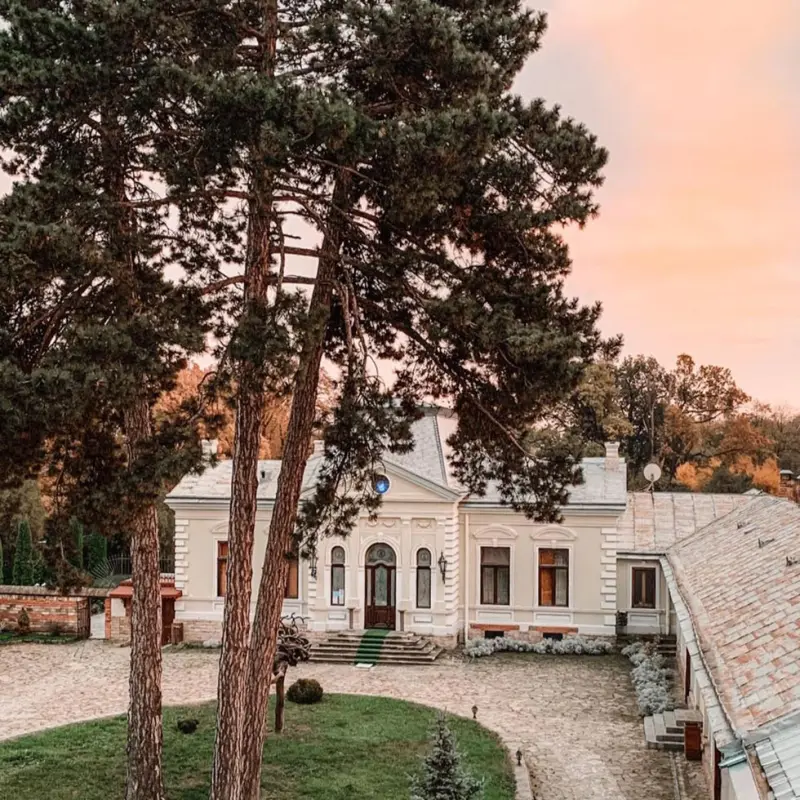Cele mai frumoase castele si conace din Romania, in care te poti caza