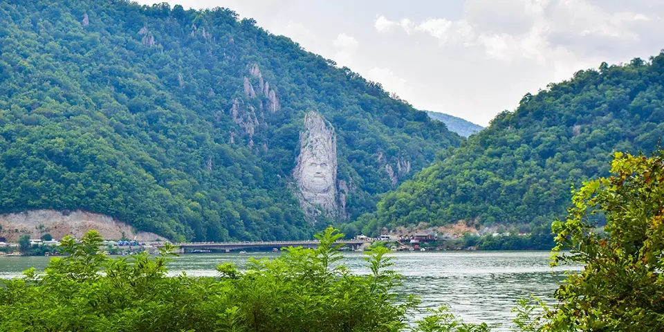 Chipul lui Decebal, cea mai inalta scupltura din piatra din Europa